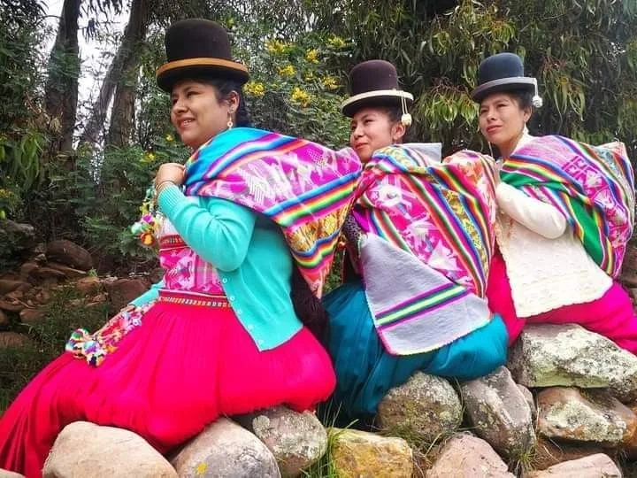 Tejiendo Historias: La Textilería Peruana como Legado Cultural