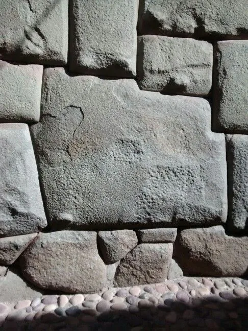 La Piedra de los 12 Ángulos: El Enigma Inca que Desafía la Ingeniería Moderna