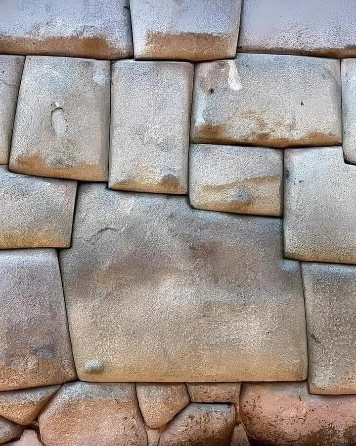 La Piedra de los 12 Ángulos: El Enigma Inca que Desafía la Ingeniería Moderna