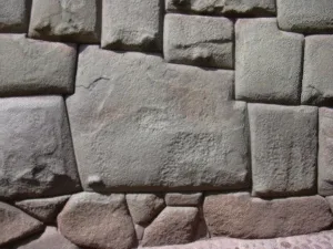La Piedra de los 12 Ángulos: El Enigma Inca que Desafía la Ingeniería Moderna