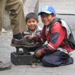 Una Mirada Profunda a la Infancia Emprendedora en las Calles y Ferias de Perú
