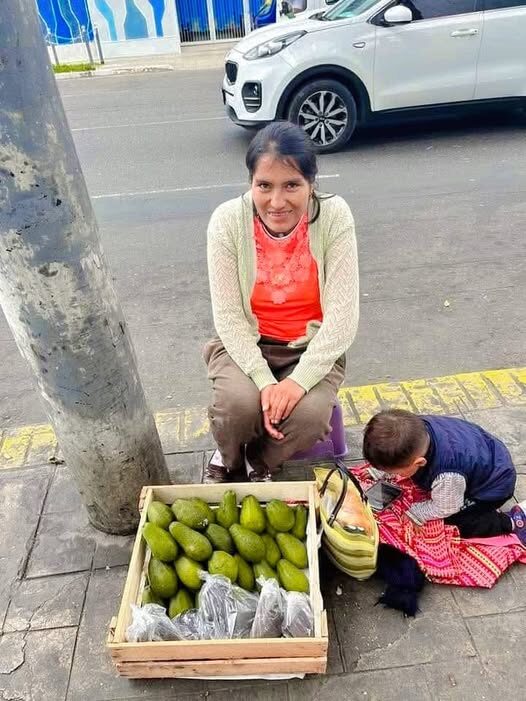 Cómo las Familias Andinas Usan la Venta Callejera como Motor del Sueño Educativo